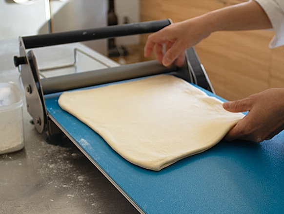 Manual dough sheeters